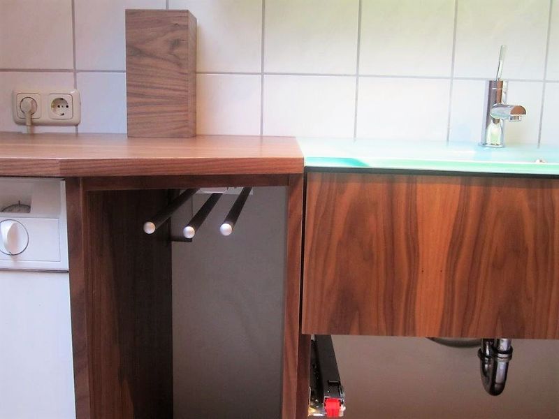 Einbauküche mit Arbeitsplatte und Fronten in Nussbaum