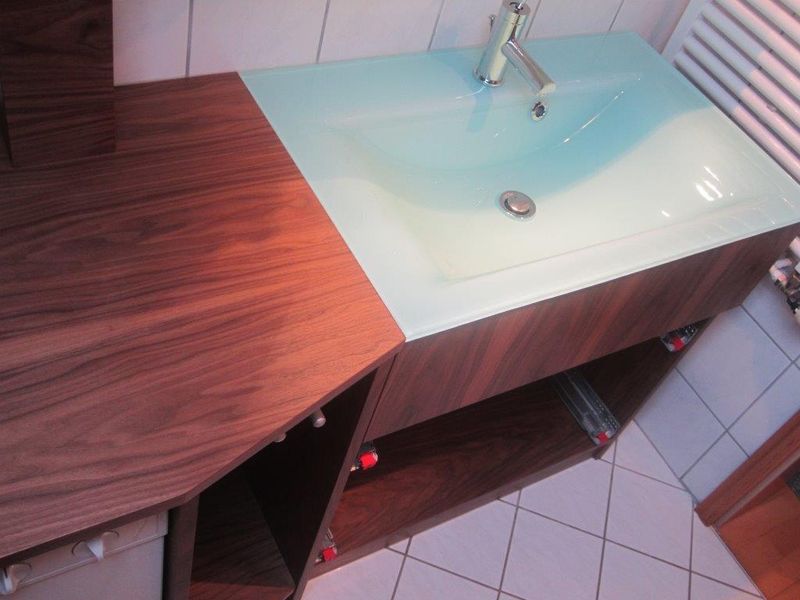 Waschtisch mit Glasbecken auf Unterschrank in Nussbaum-Optik