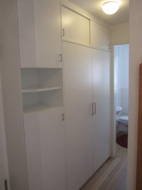 Einbauschrank mit weißen Türen im Flur