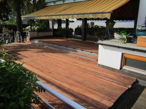 Terrasse mit Holzdielenboden