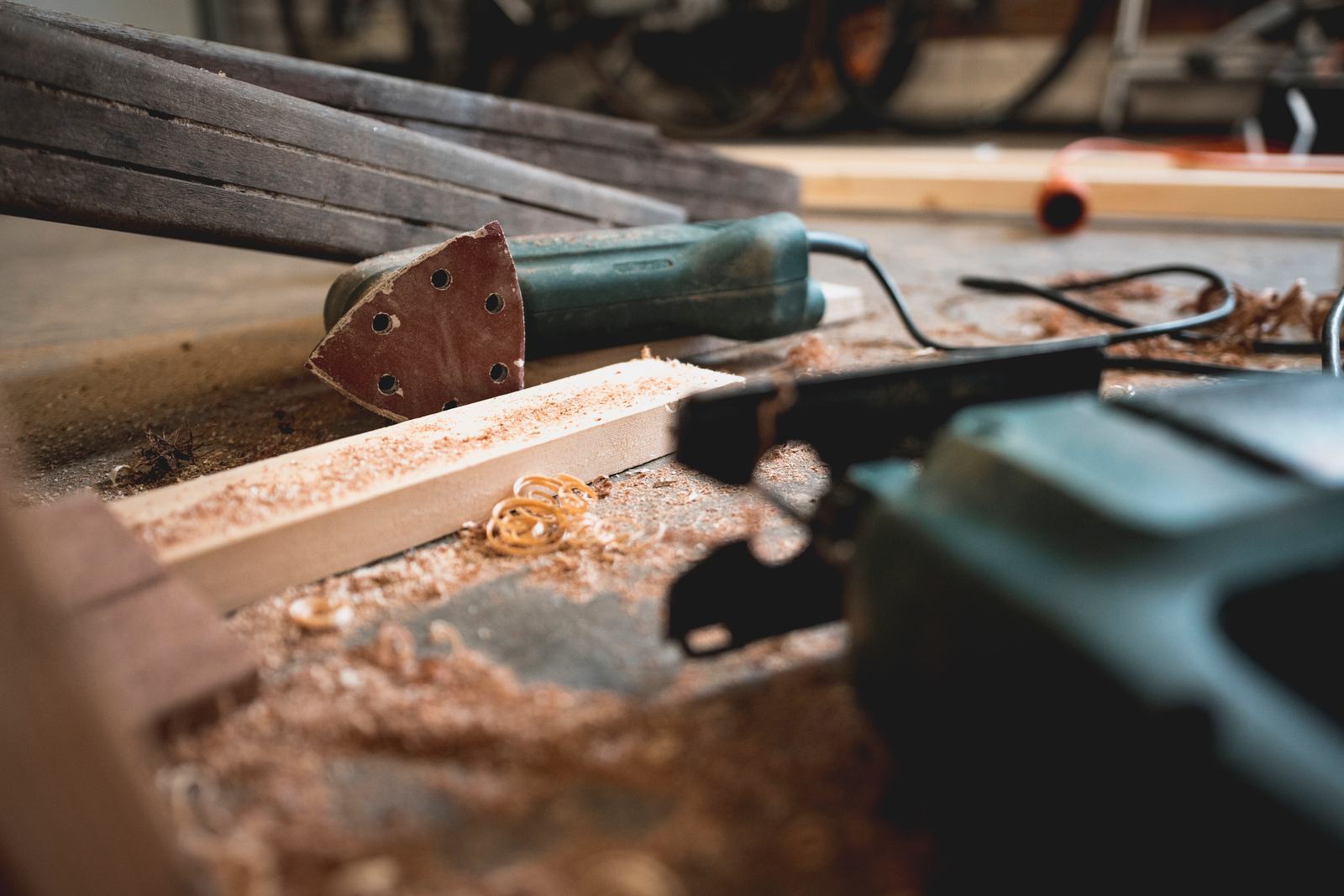 Werkbank in der Schreinerei Werner mit Schleifmaschine, Holzleisten und Hobelspänen
